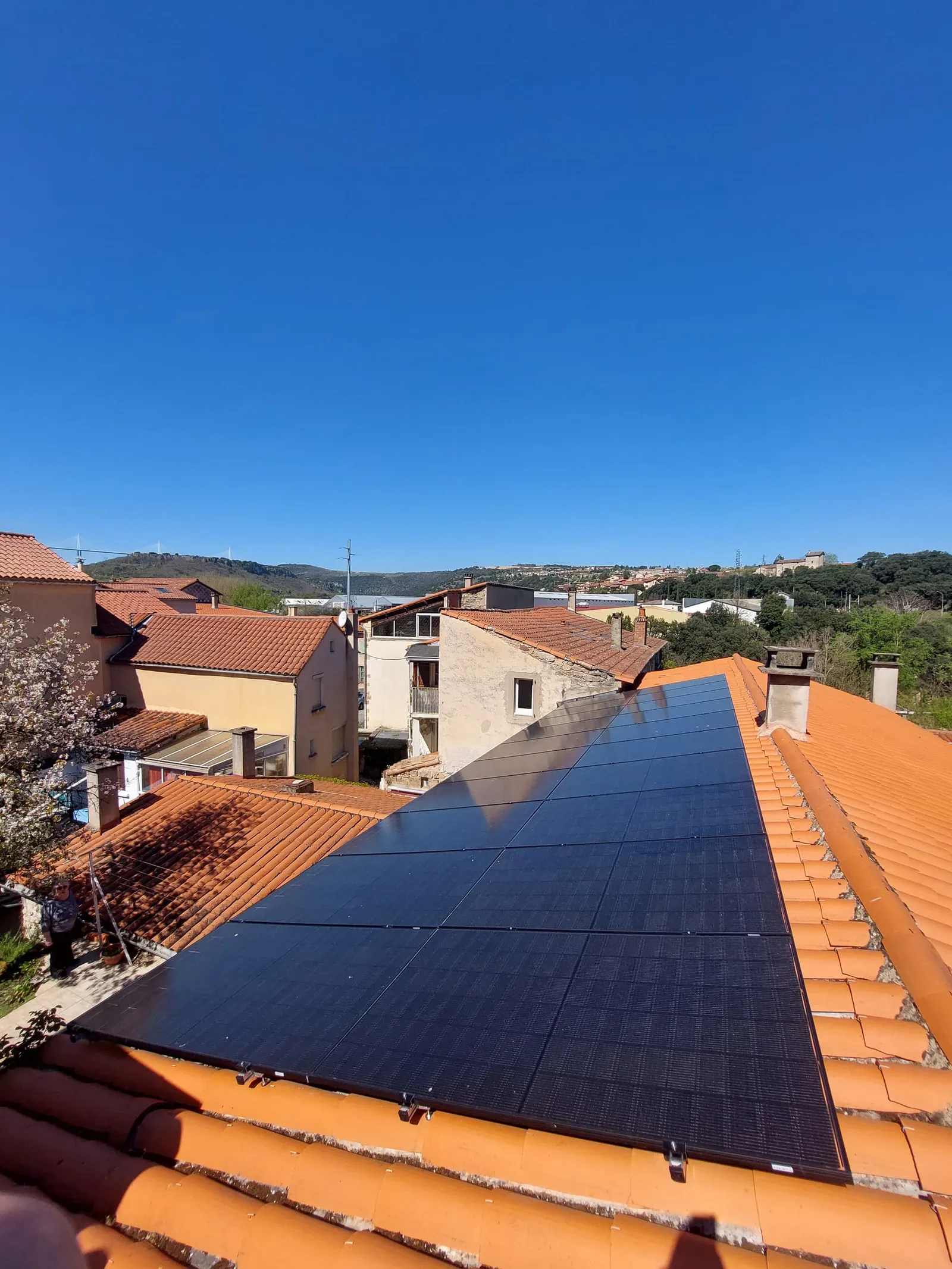 Installation de panneaux solaires sur une maison en Occitanie
