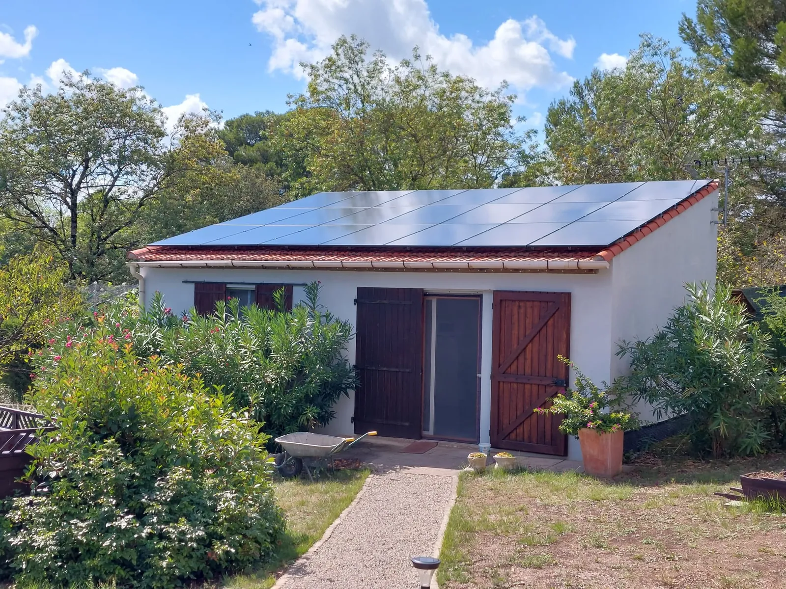 Panneaux solaires installés par Eliance sur une maison en Occitanie